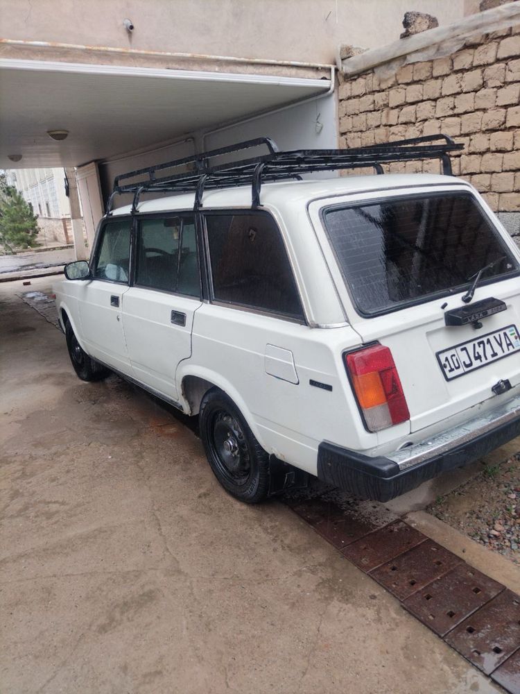 Vaz 2104 sotiladi.