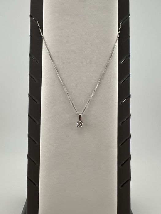 Колье с бриллиантом