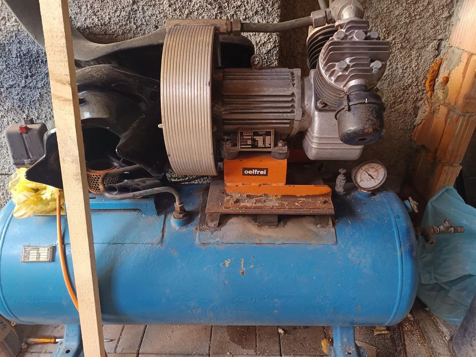 Vând compresor 380 v