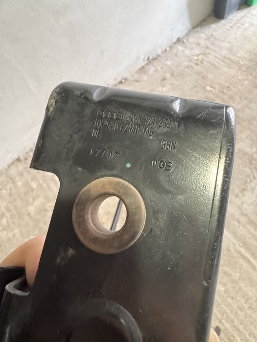 Audi RS3 Right Auxiliary Radiator bracket  / скоба за воден радиатор