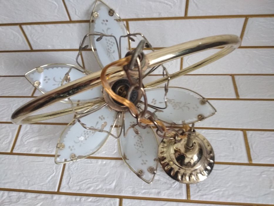 Люстра сатылады.