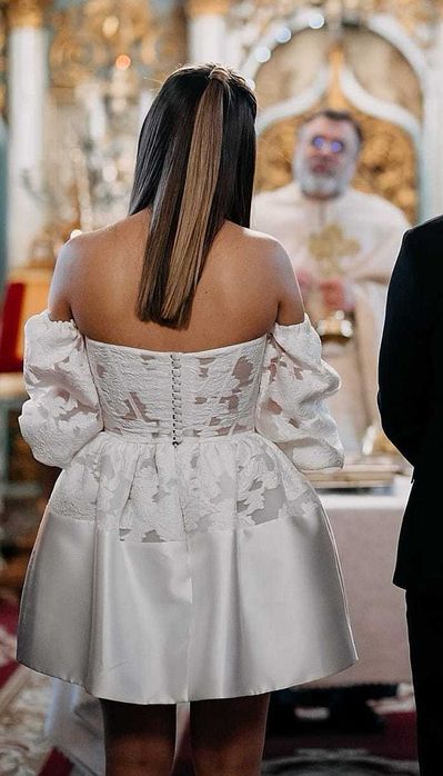 Vand doua rochii de mireasa