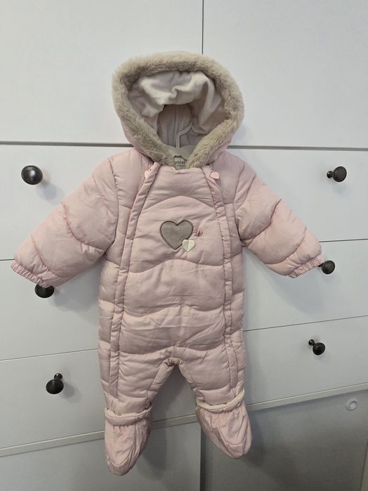 Combinezon Mayoral – 2-4 luni
Culoare: roz
Cu manusi si botosei detasa