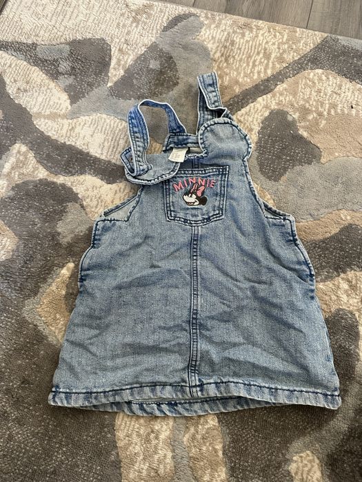 Дрехи -тениски,блузи дънки и роклички.