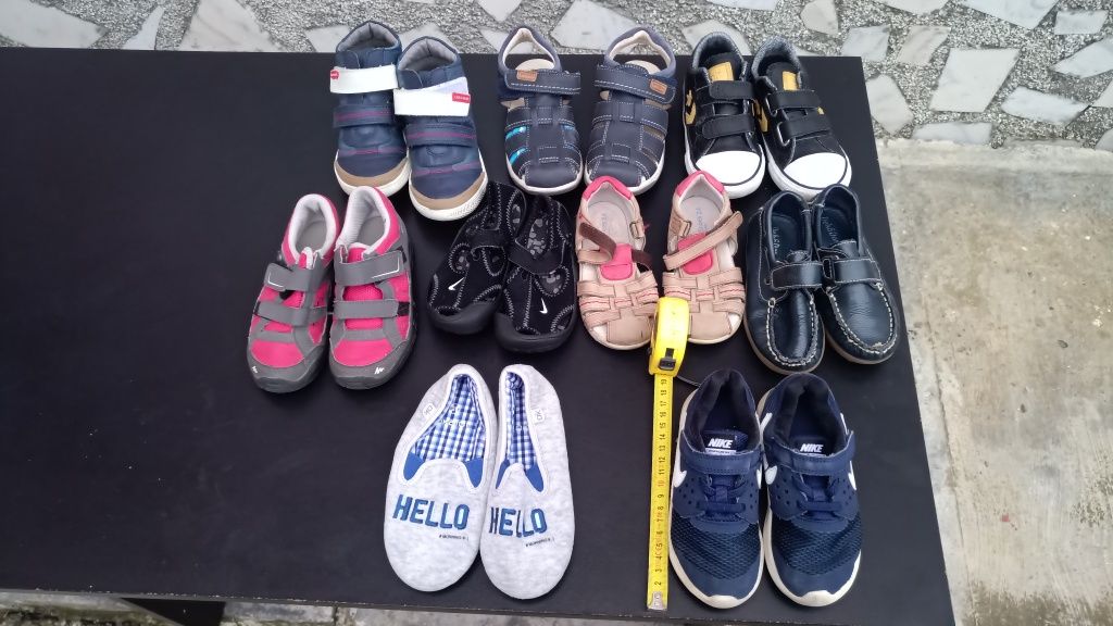 Vând 9 perechi de papuci toate cu 200 lei  adidasi copii Converse Nike