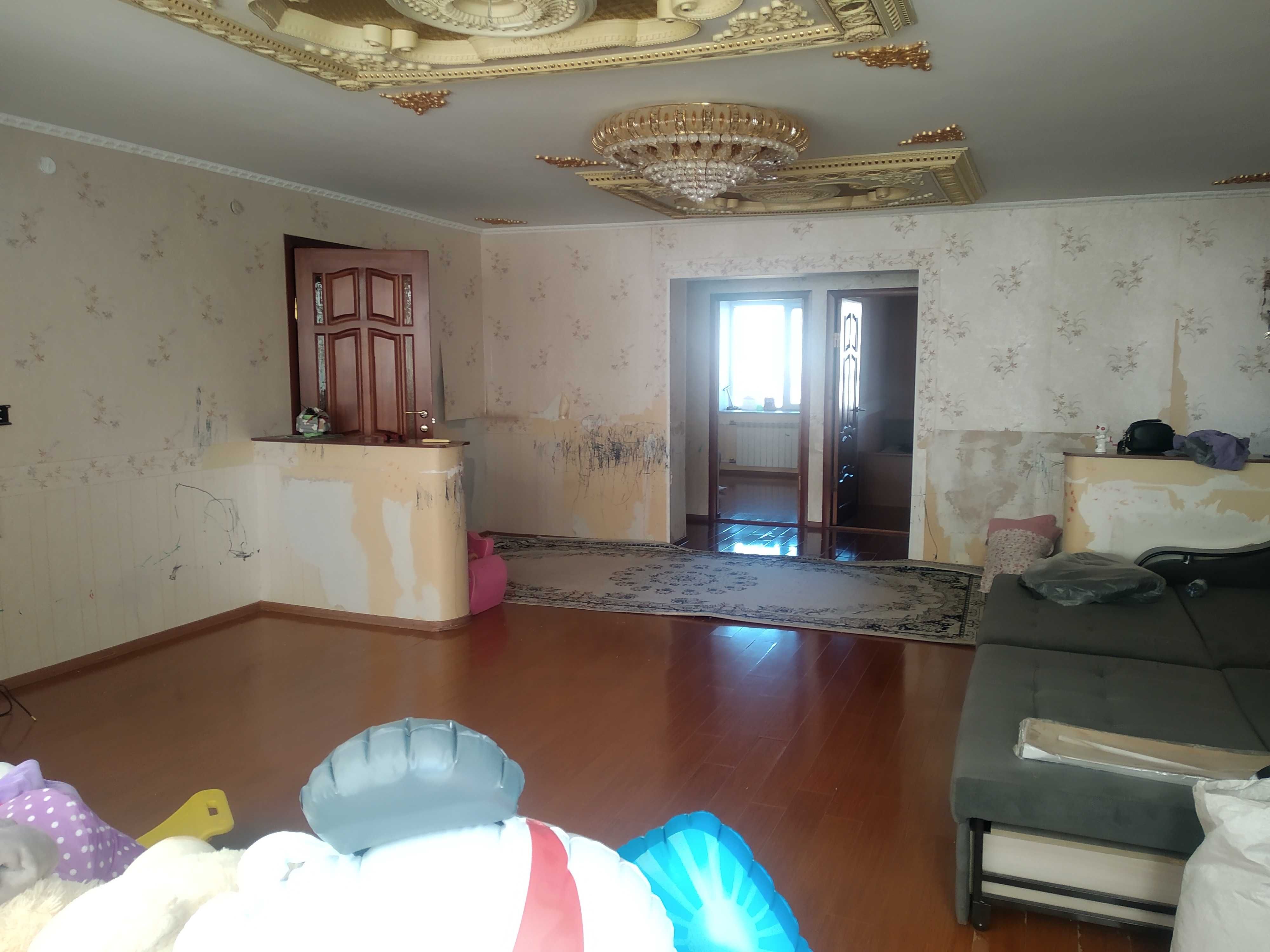 Продам 4-ех комнатную квартиру в районе центрального стадиона