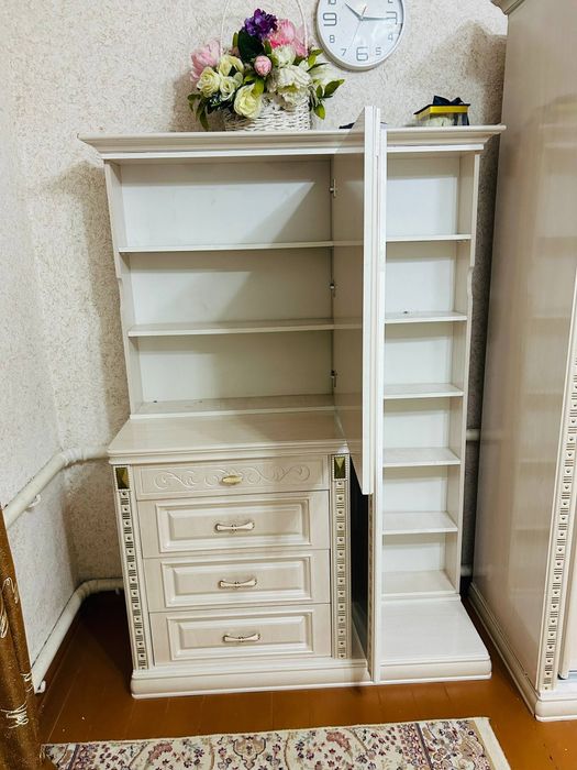 Продаётся спальный гарнитур (Россияская мебель)