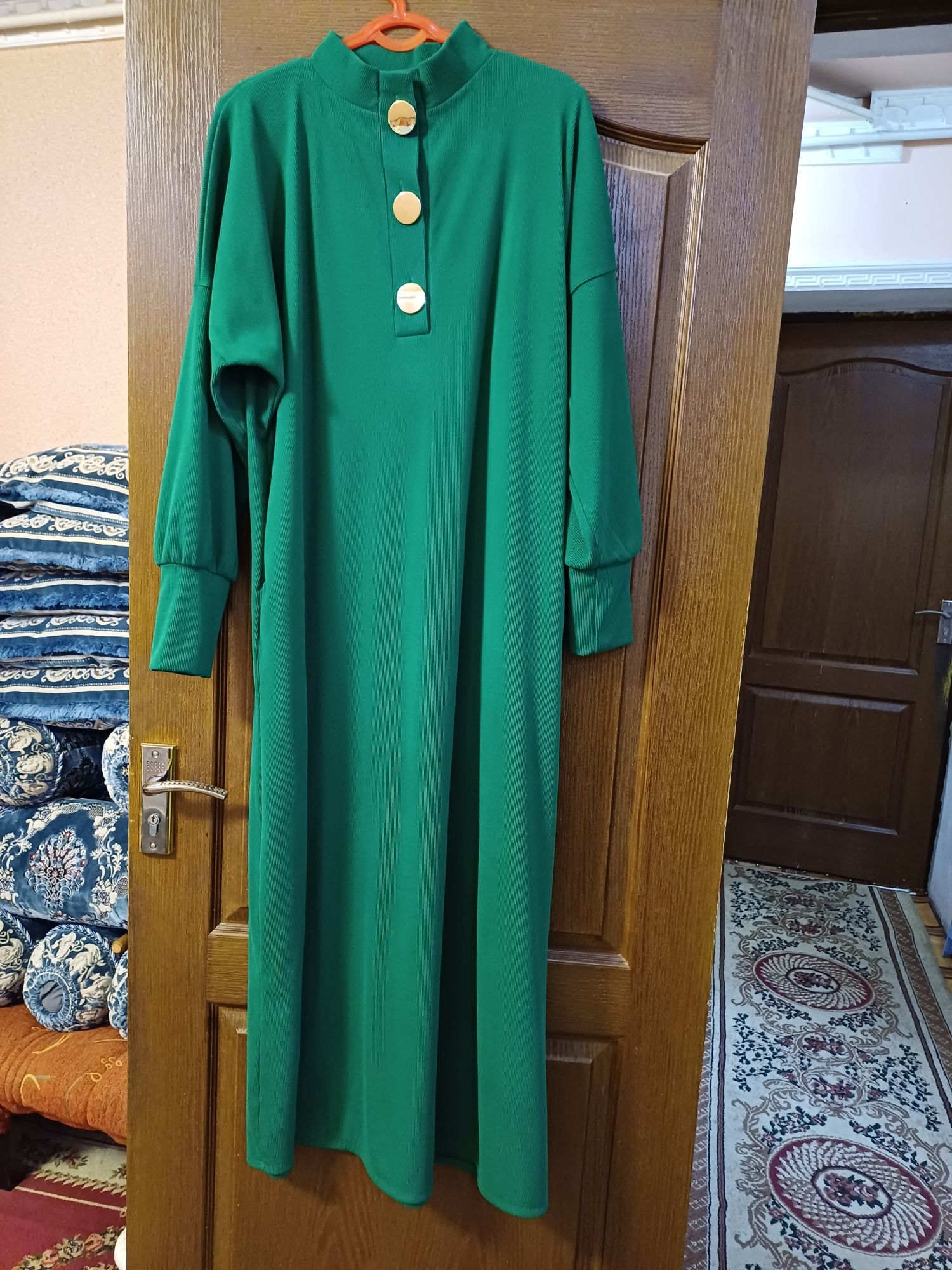 Платье зеленая длинная.