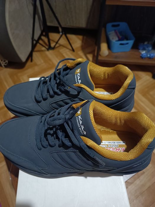 Продам кроссовки мужские,42 р,почти новые,обул один раз.