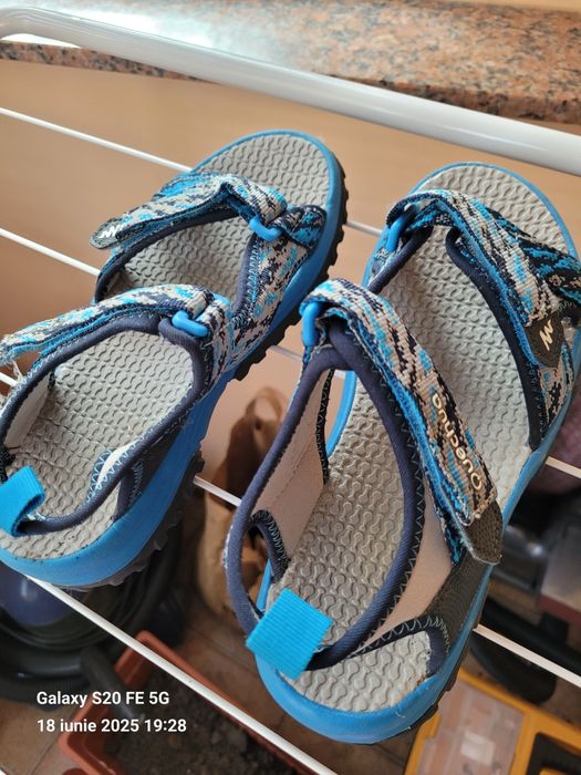 Sandale Quechua Dechatlon 34 aproape noi