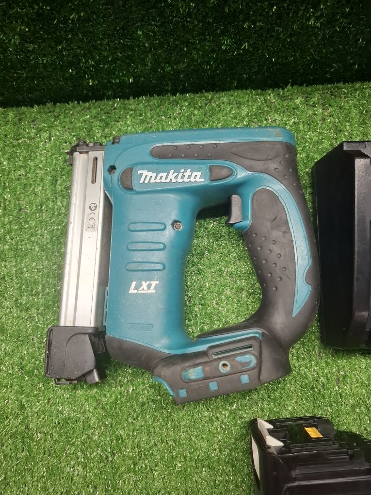 Такер на Makita BST220 с 5 ампера батерия и зарядно