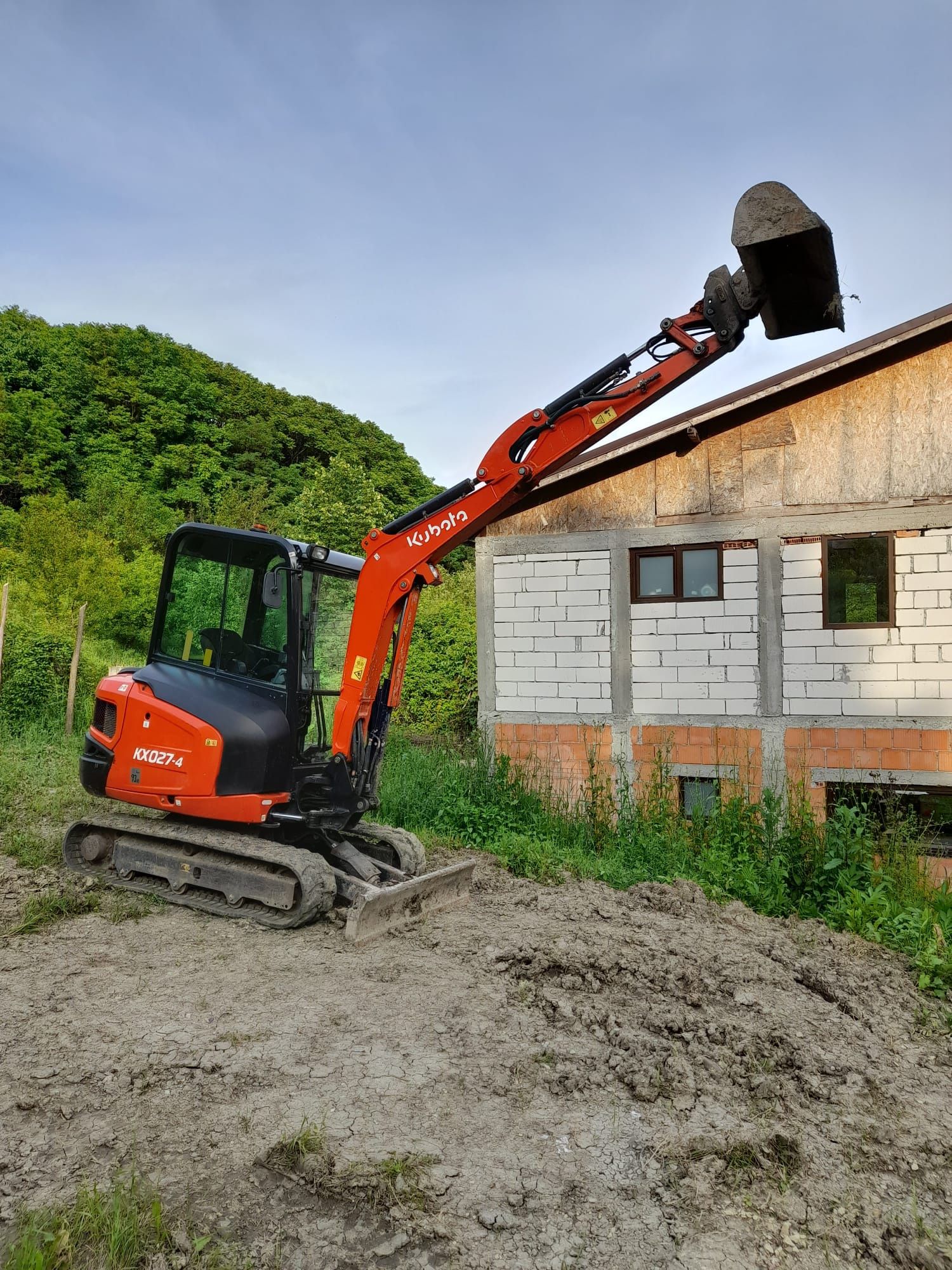 Închiriez utilaje construcții