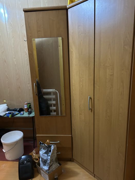 Отдам даром угловой шифонер.