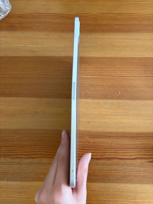 Vand Ipad nou , pret 2500 ron