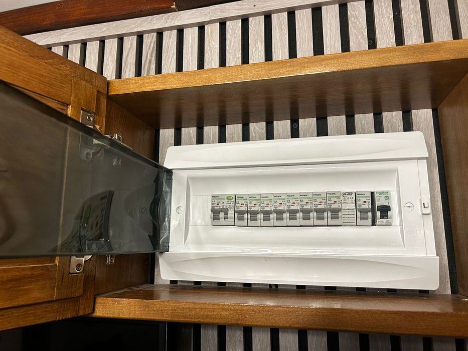 Electrician, Montam camere, electrica case