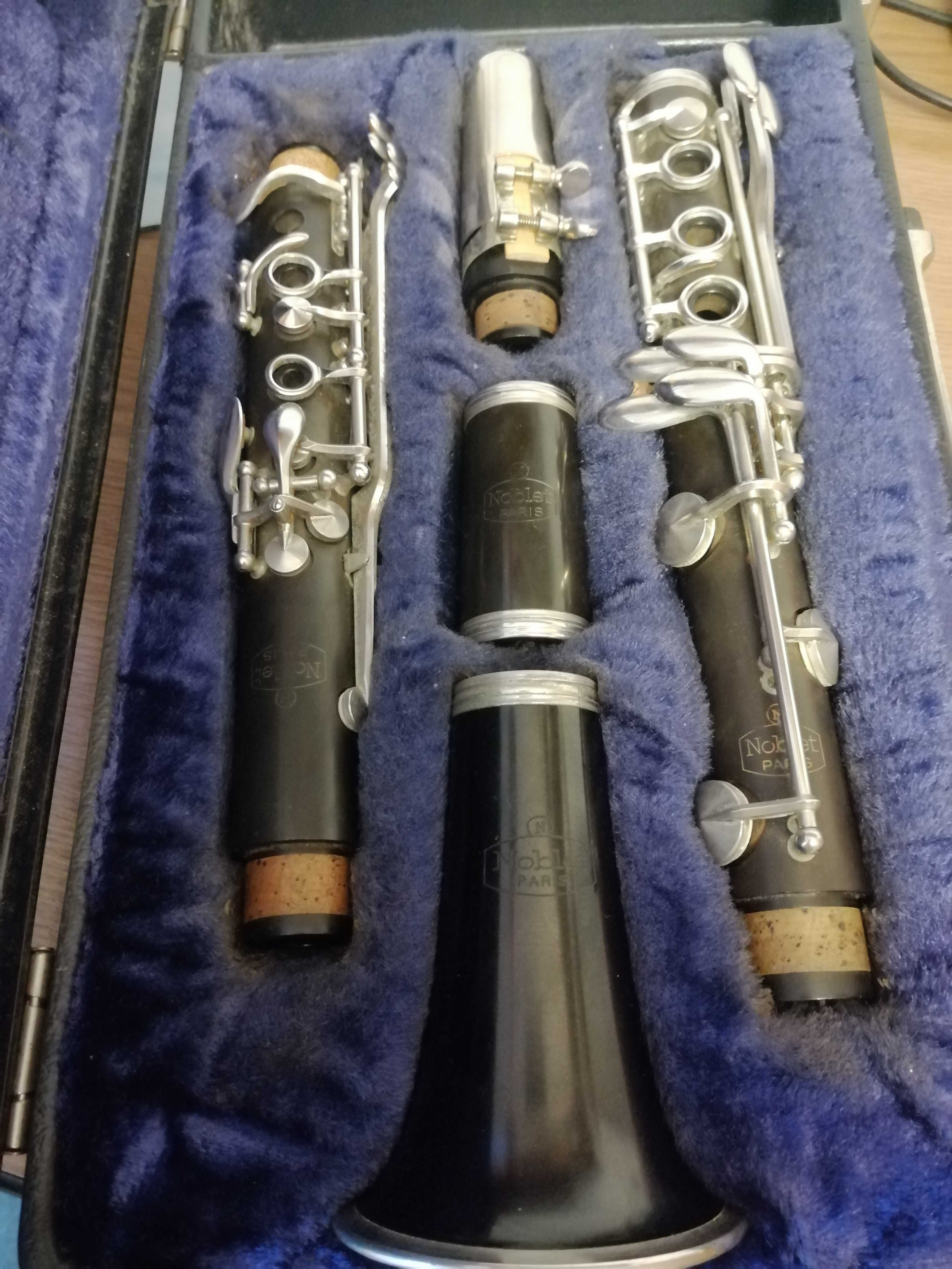 Clarinet Noblet, model N Paris, din lemn, cutie, mustiuc.Pret 1950lei.