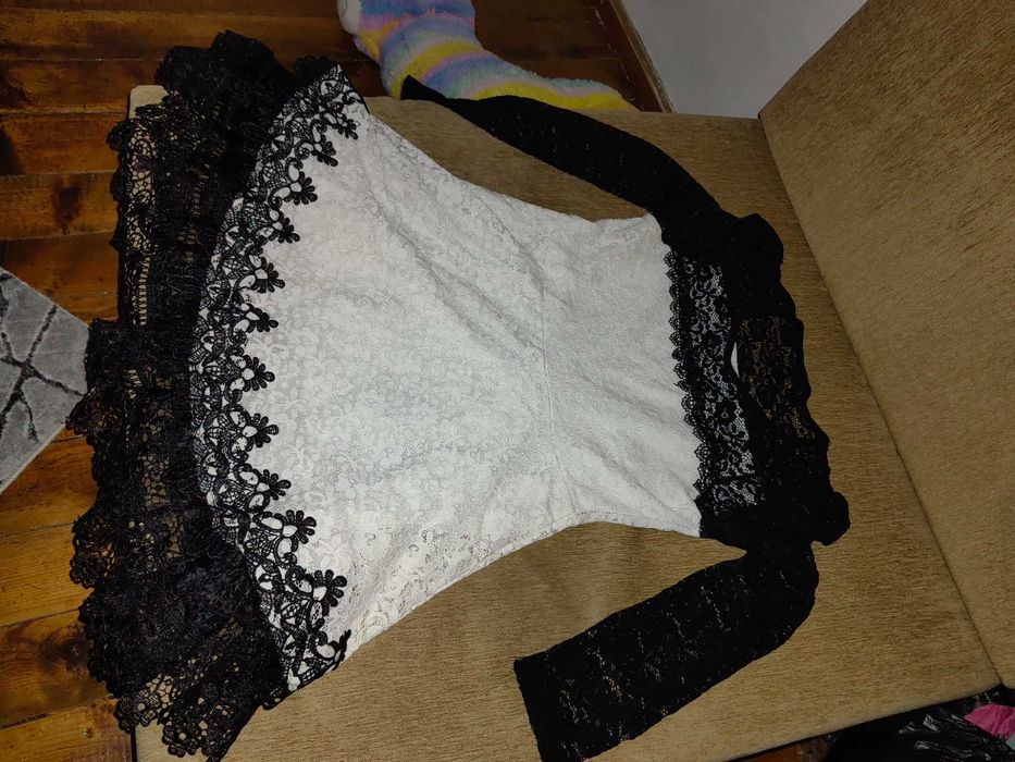 Дантелена рокля, леко разкроена