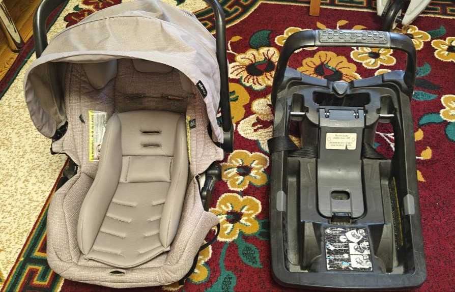 Автокресло-трансформер Evenflo 3-в-1 с чехлом Quick Clean