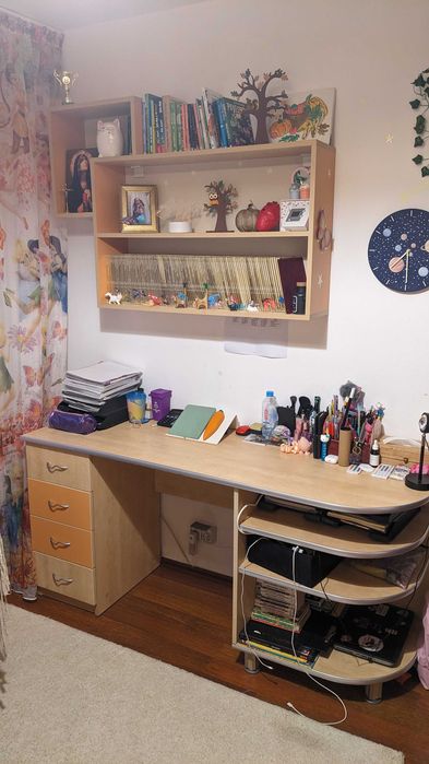 Dormitor : pat , saltea, dulap , noptiera , etajera , birou