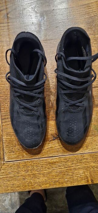 Бутонки и маратонки за футбол