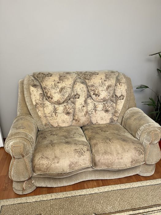 Отдам бесплатно софу и кресло.