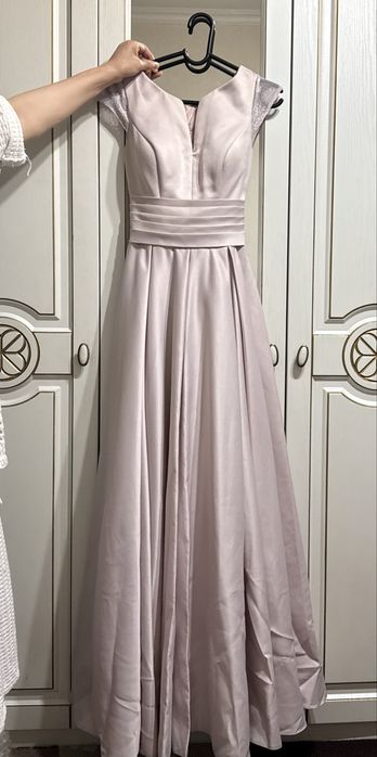 Розовое вечернее платье