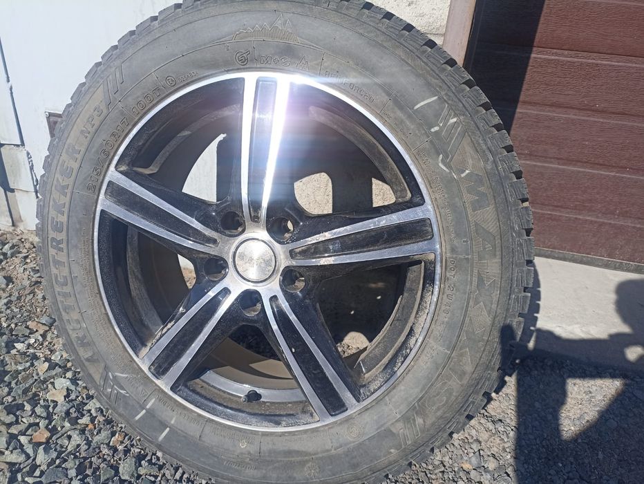 Срочно продам зимние колеса с дисками марки " МАКСИС" .