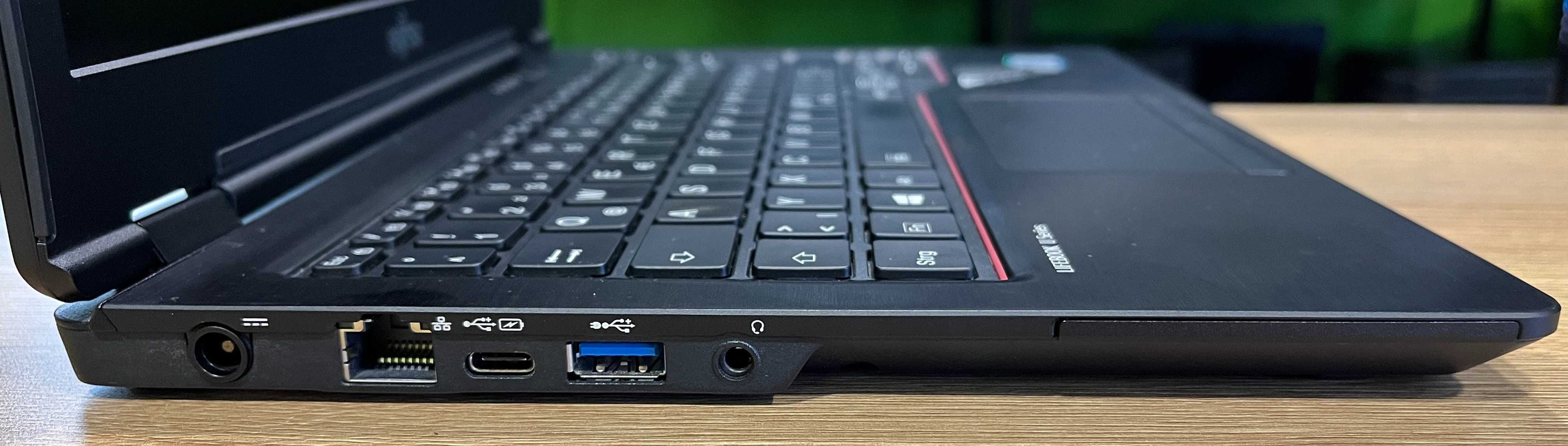 FUJITSU LIFEBOOK U749. Core i5-8265U 1.6/4.1 GHZ. 8/256 GB. 14" FHD