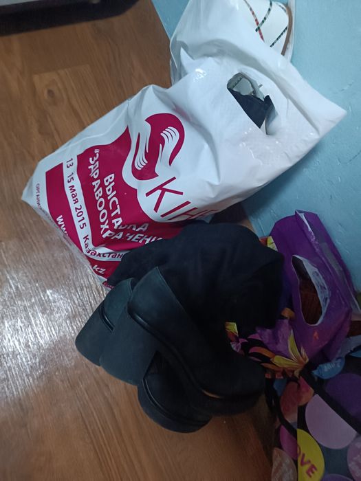 Отдам бесплатно веши. Обувь женская.