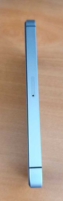 Apple iPhone SE 32gb фабрично отключен телефон, без забележки като нов