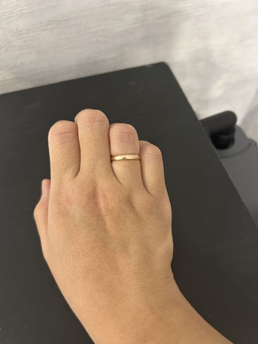 Обручальное кольцо продам