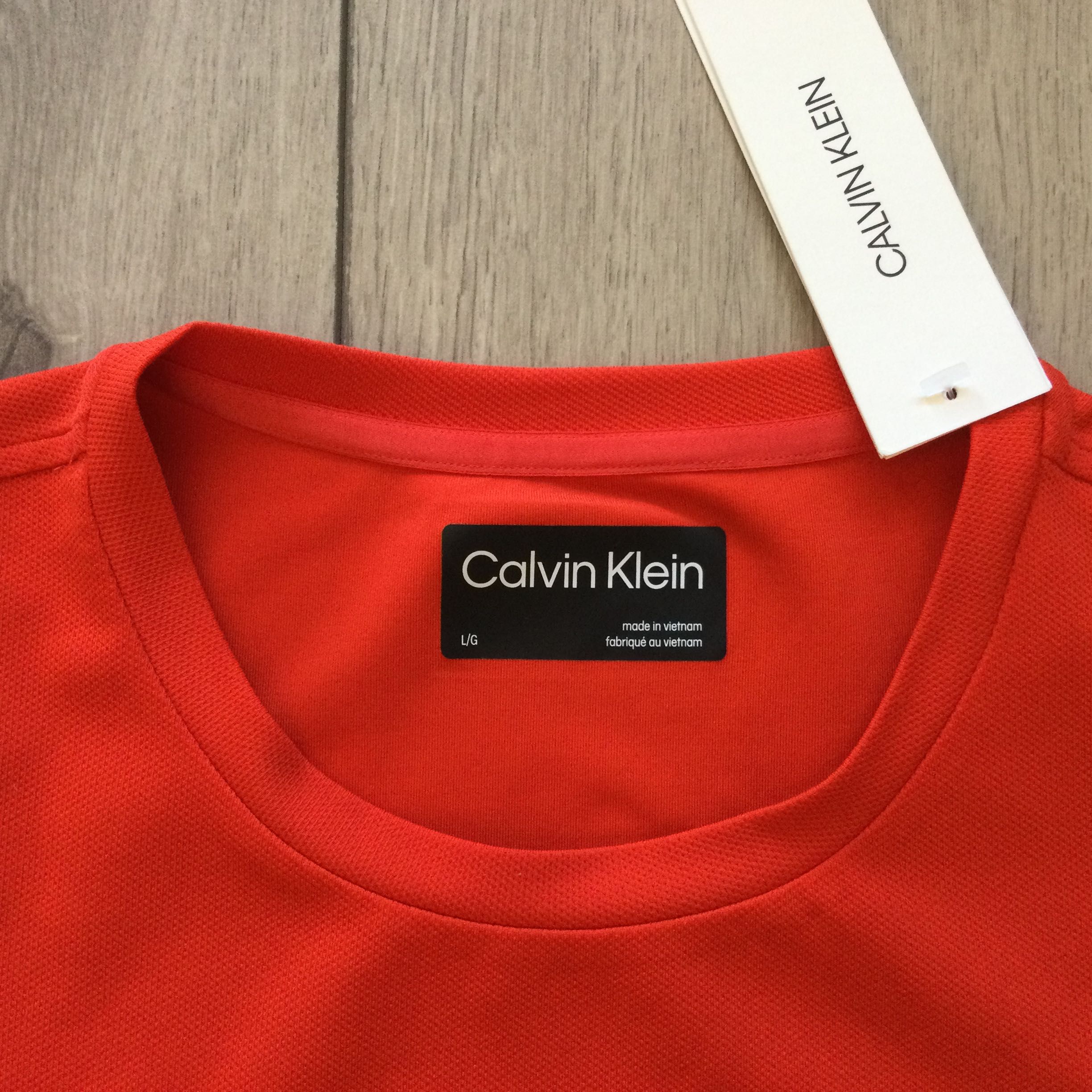 НОВА 100 % оригинална червена тениска CALVIN KLEIN размер L от САЩ