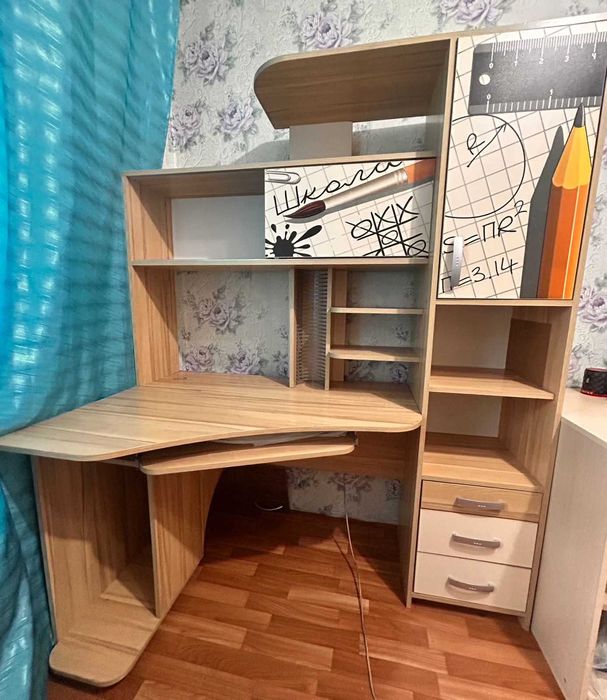 Стол для учебы и для компьютера