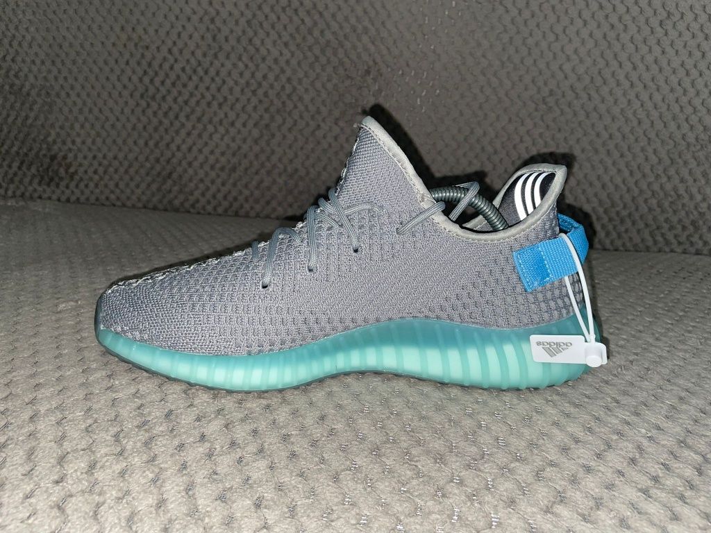 Adidași ADIDAS Yezzy nr 45,5