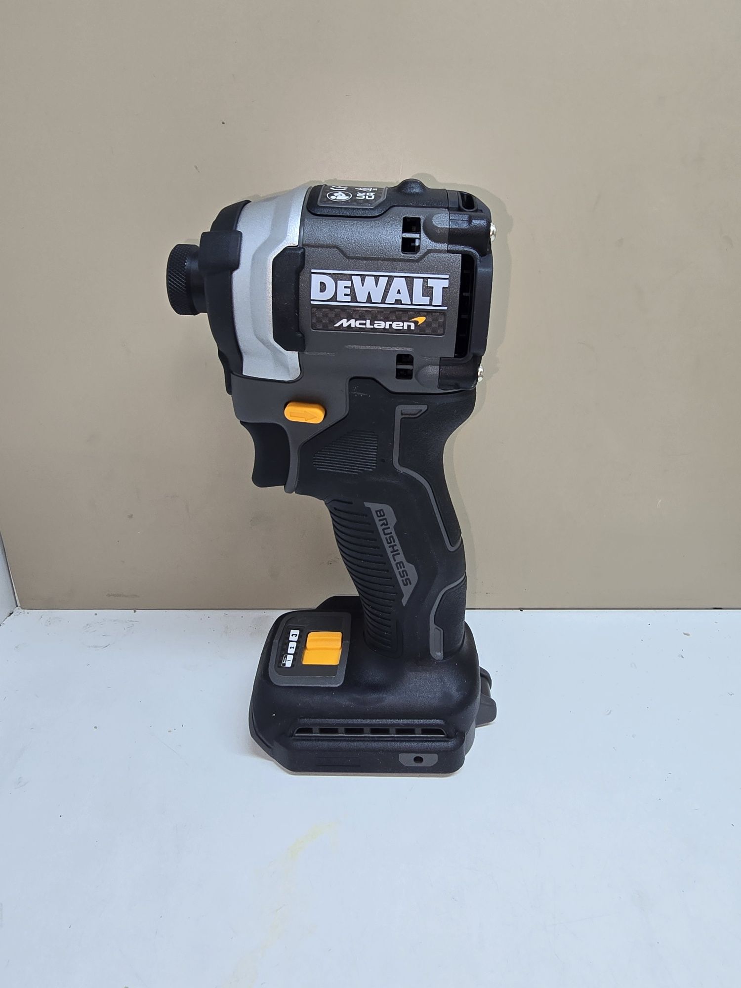 Нов импакт DeWALT DCF85M McLaren F1 Team