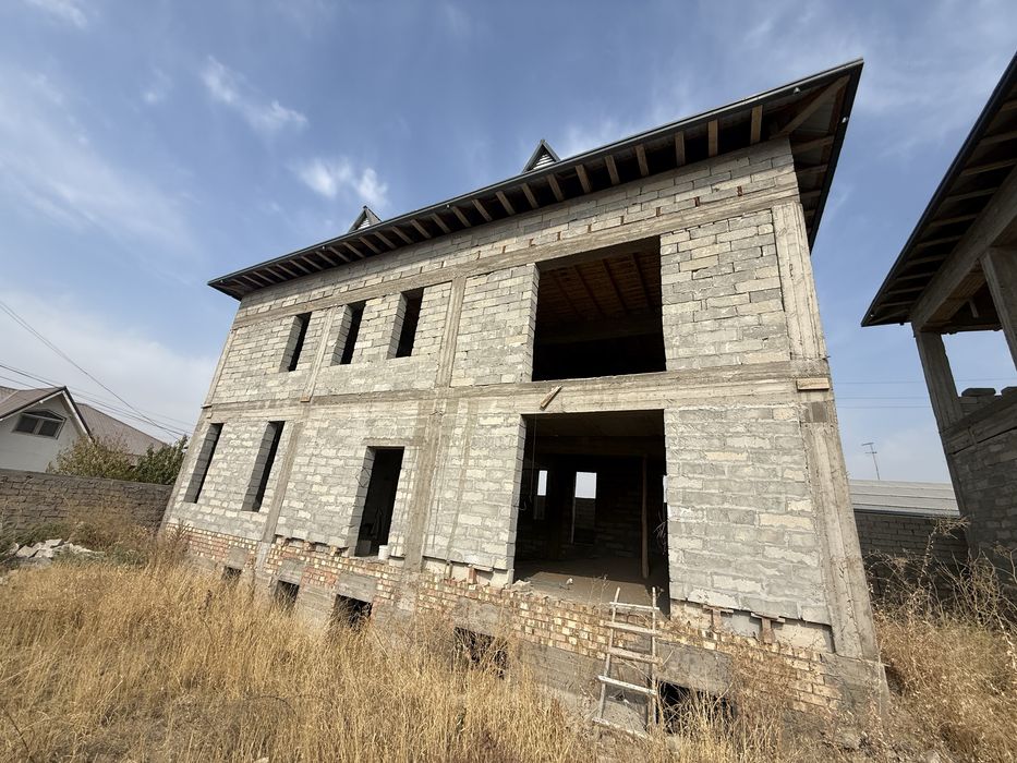 Srochna hovli sotiladi