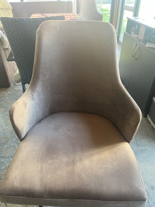 2 броя столове .