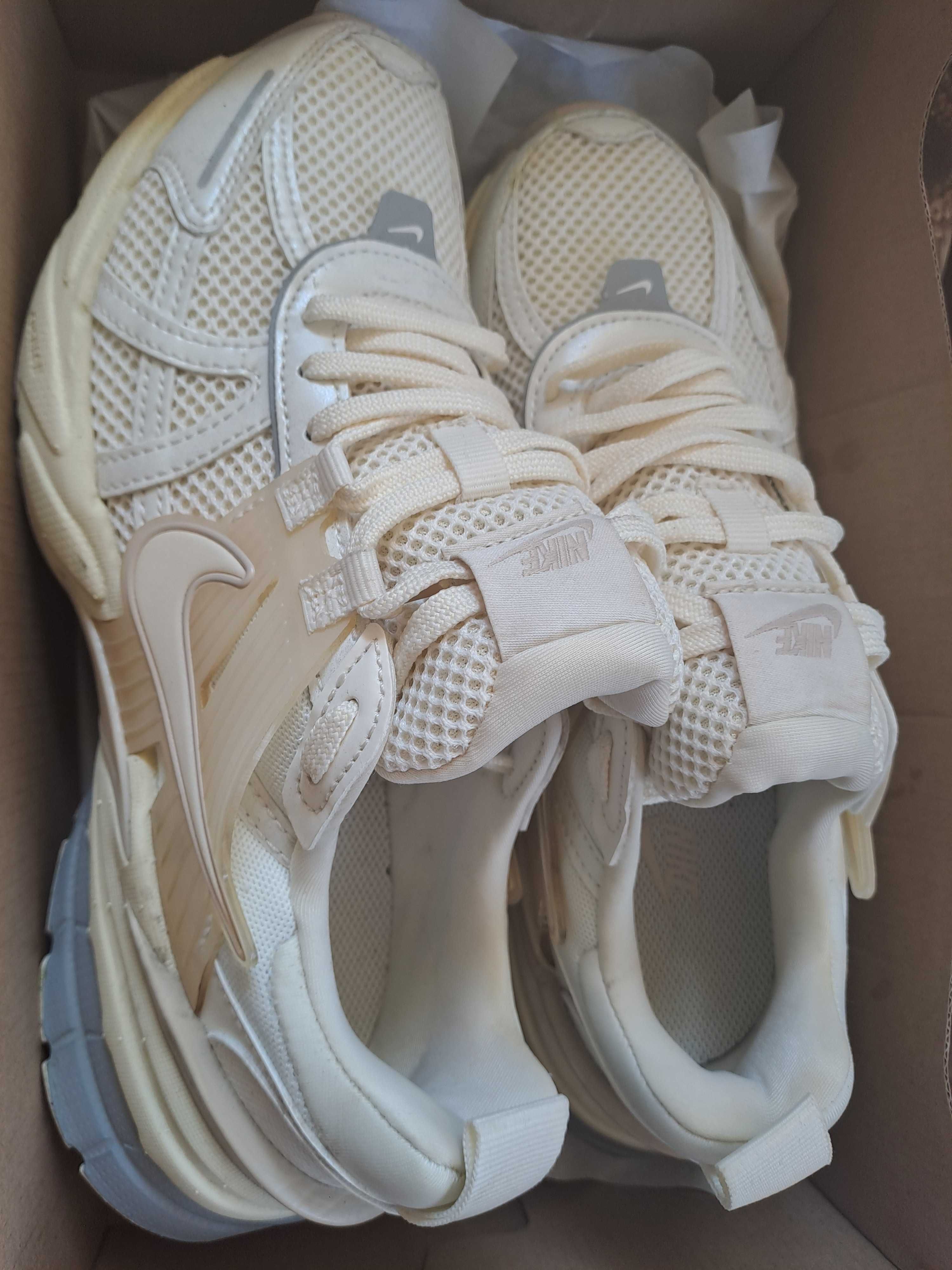 Маратонки nike v2k run