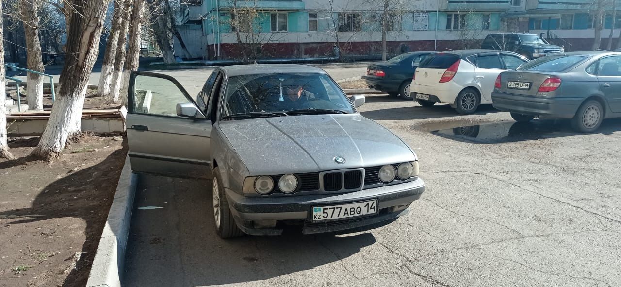 Продам машину BMW 525i