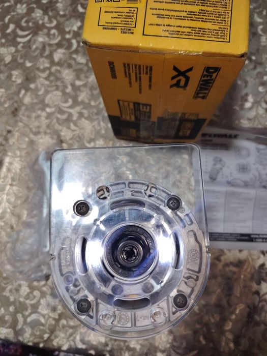 Девалт фреза DCW600B