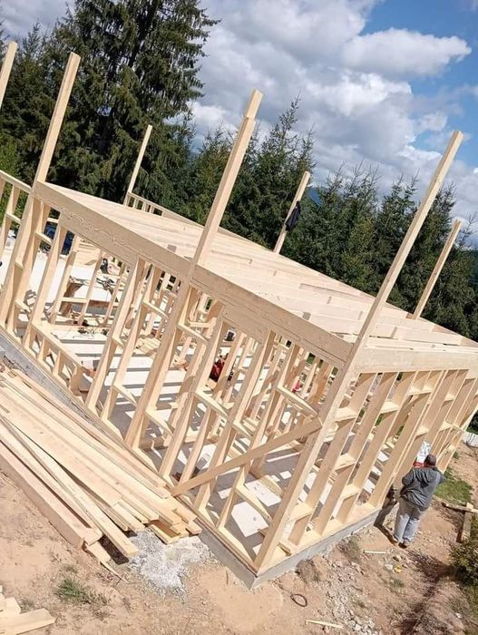 Casa
Realizată cu următoarele materiale:
Structura cabanei va