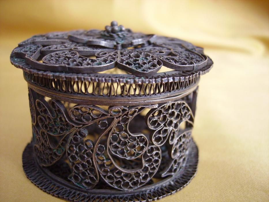 Филигранна сребърна старинна кутийка за бижута и 
 Декантер за вино