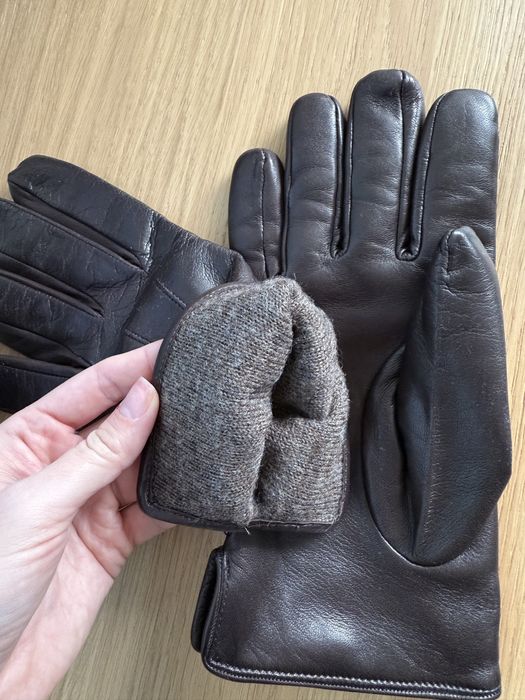 Manusi Hungant noi cu eticheta