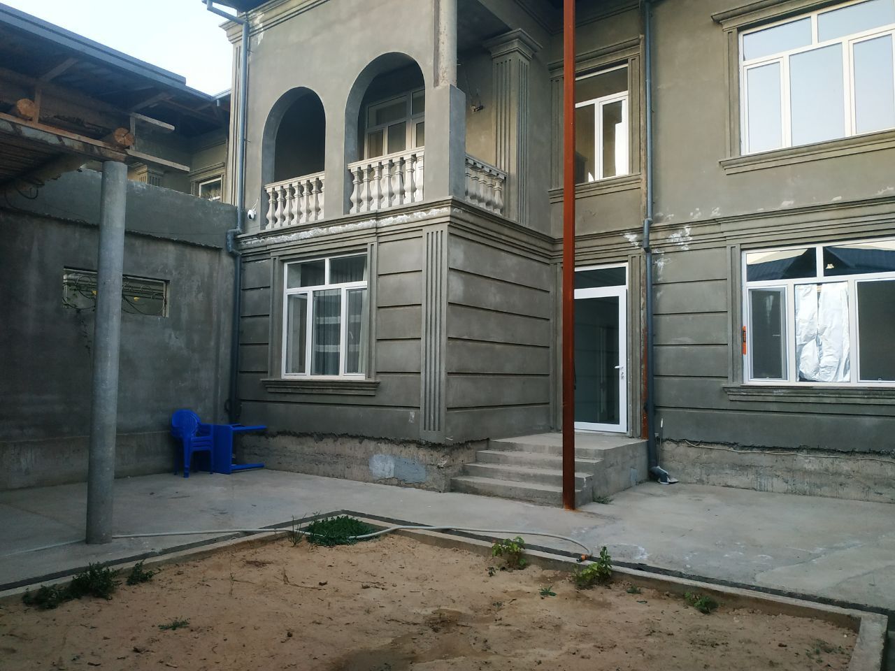 Uch qahramondan 6 km ichkarida obod mahallada 3 sotix 2 etaj uy