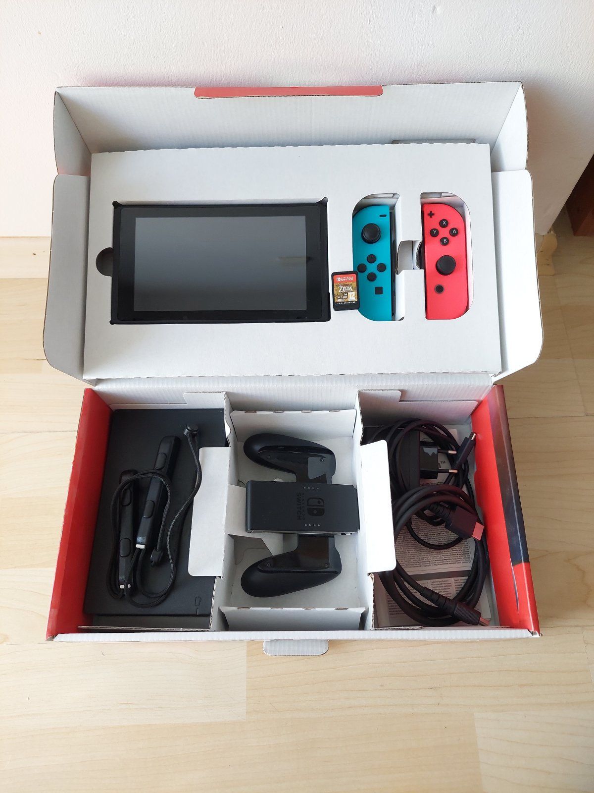 Nintendo Switch с калъф и игра