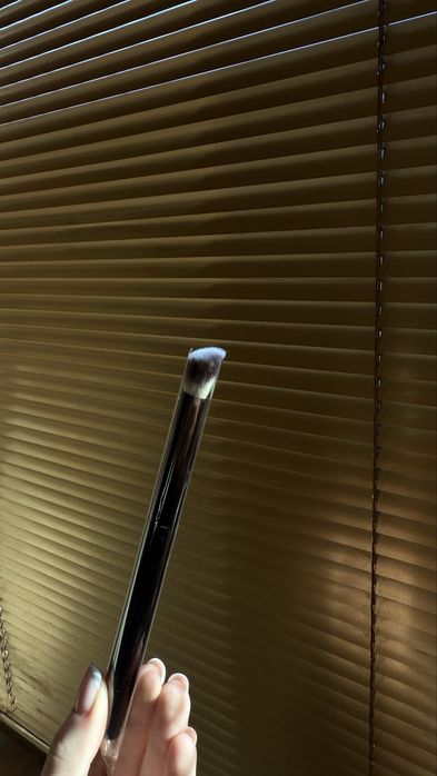 Hourglass четка за коректор и фон дьо тен