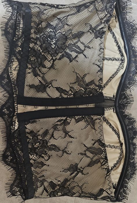 Дамско бюстие с дантела