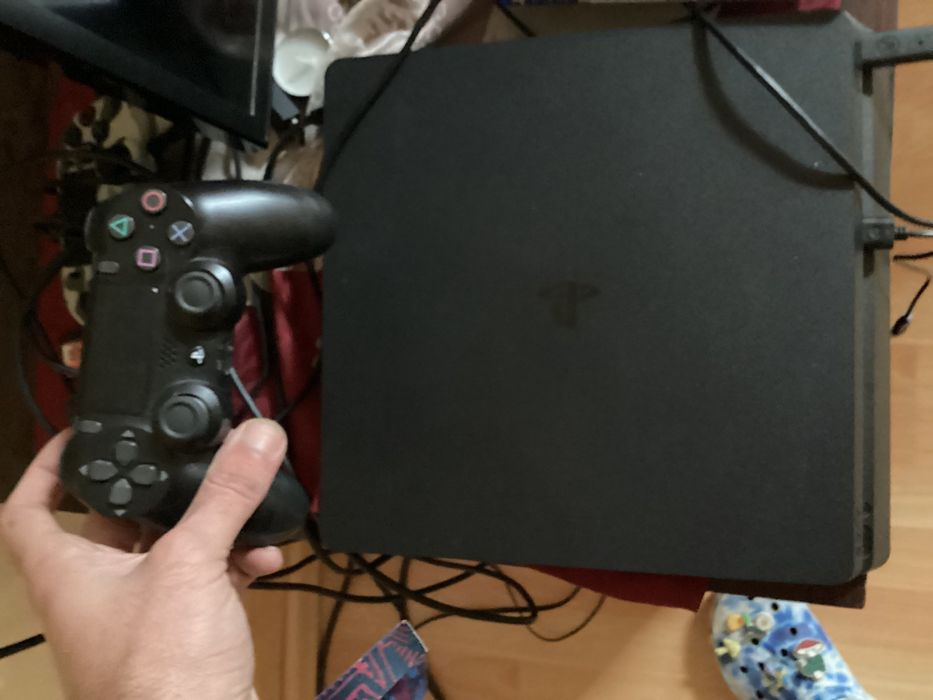 PlayStation 4 1 tb с 5 игри и два джойстика