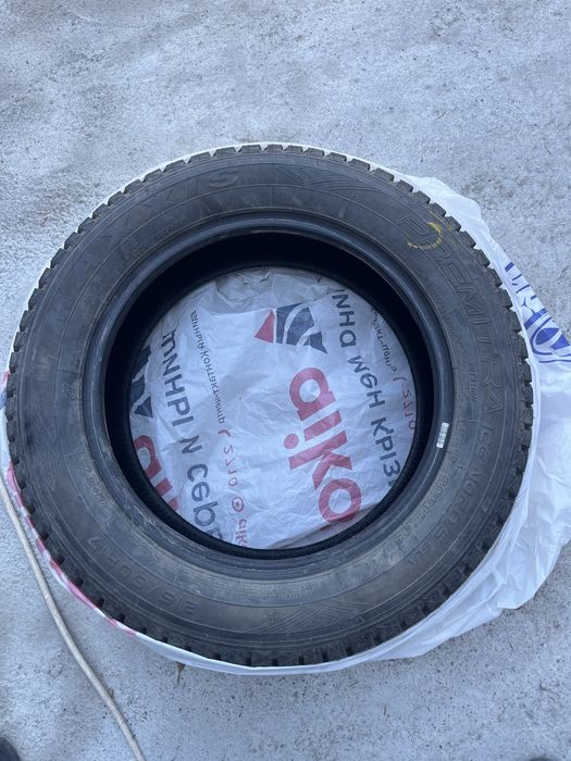 Покрышки зимние шипы почти новые 215/60/17