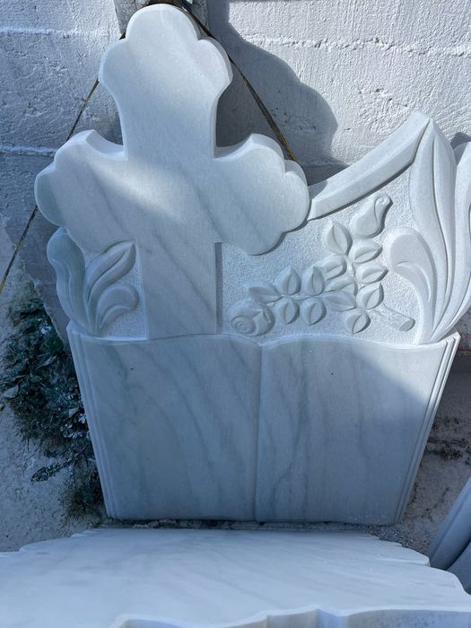 Monumente funerare diferite modele